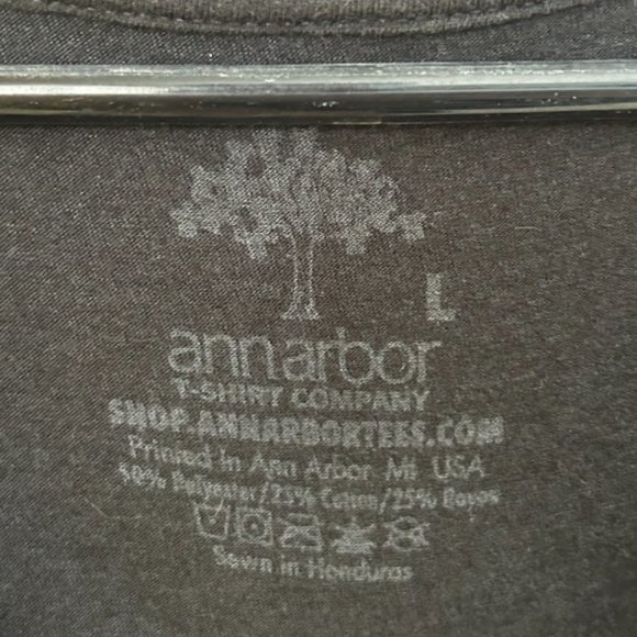 Ann Arbor Queen Bee Embroidered Short Sleeve V-neck Tee size L - Picture 4 of 4